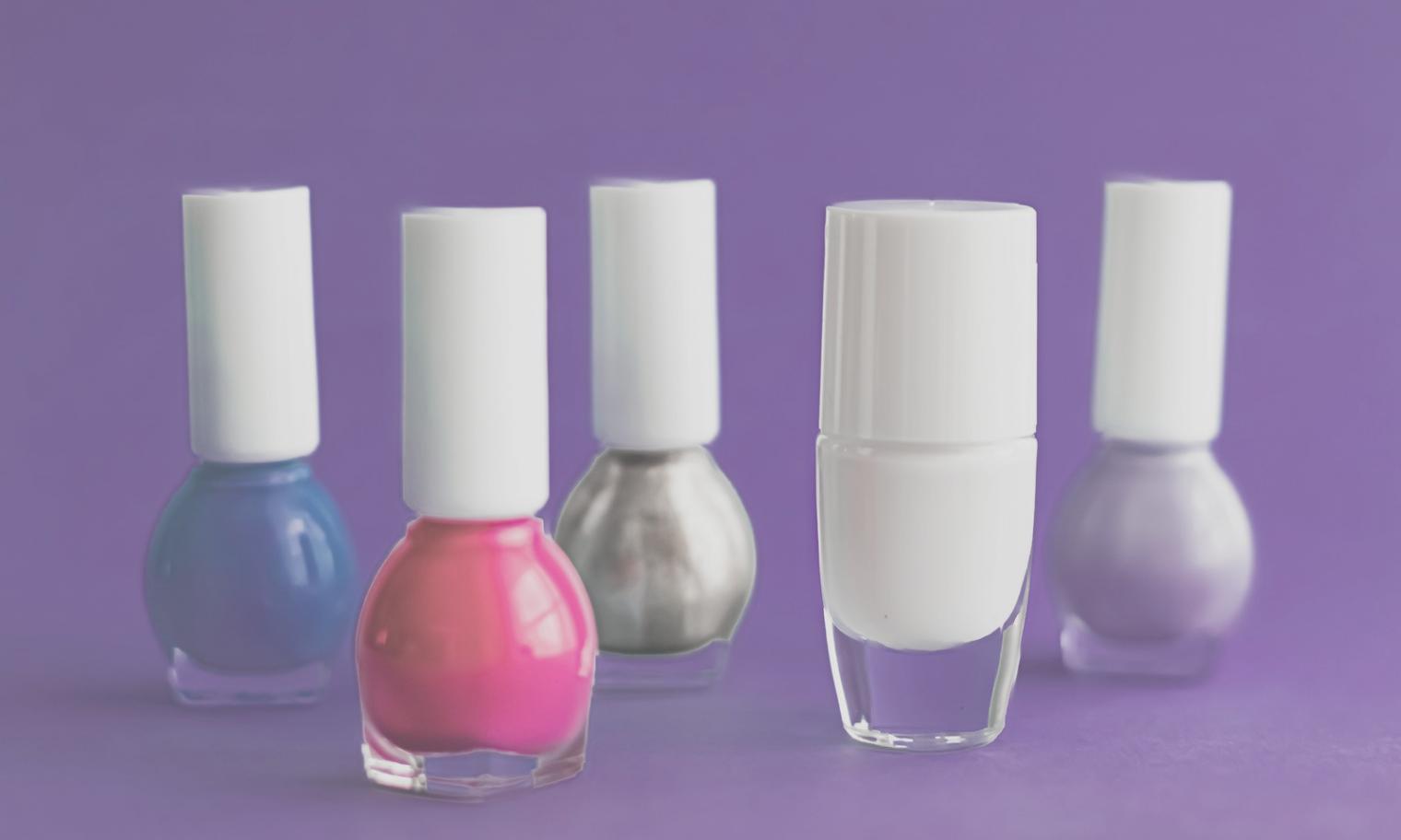 Fertig gestaltete Gel-Maniküre in verschiedenen Designs