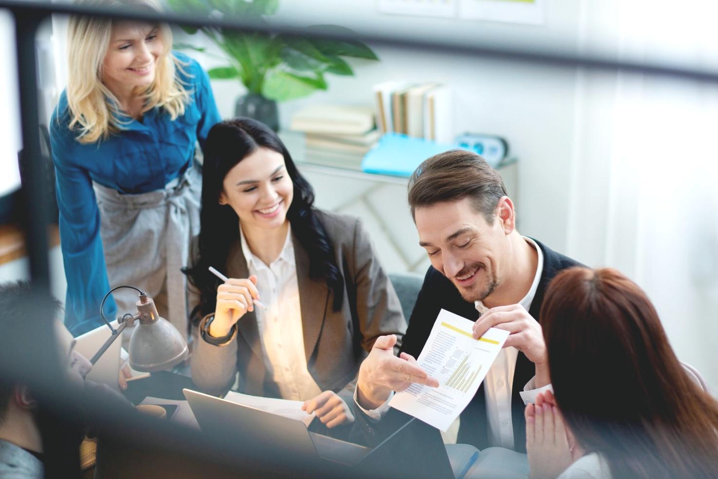 Detailansicht eines sorgfältig ausgeführten Gel-Maniküre-Prozesses